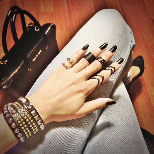 รูปภาพ:http://www.hanimlarindunyasi.com/wp-content/uploads/2015/04/siyah-eklem-yuzugu-modelleri-black-finger-rings-3.jpg