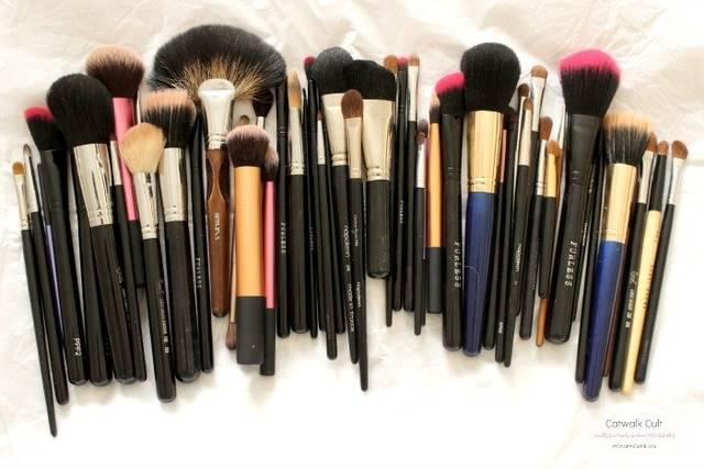 รูปภาพ:http://catwalkcult.com/wp-content/uploads/2014/11/Brush-Set-How-to-clean-your-makeup-brushes-at-home.jpg