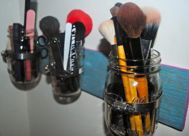 รูปภาพ:http://makeuptutorials.com/wp-content/uploads/2016/07/Mason-Jar-Makeup-Storage.jpg