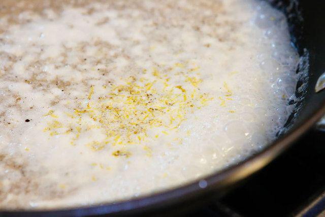 รูปภาพ:http://www.kevinandamanda.com/recipes/wp-content/uploads/2015/03/crispy-lemon-chicken-pasta-with-lemon-butter-cream-sauce-recipe-15.jpg