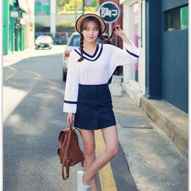 ภาพประกอบบทความ ส่องแฟชั่น "เสื้อคอวี" สไตล์เกาหลี น่ารักมาก ดูเพรียว ดูมีคอ 