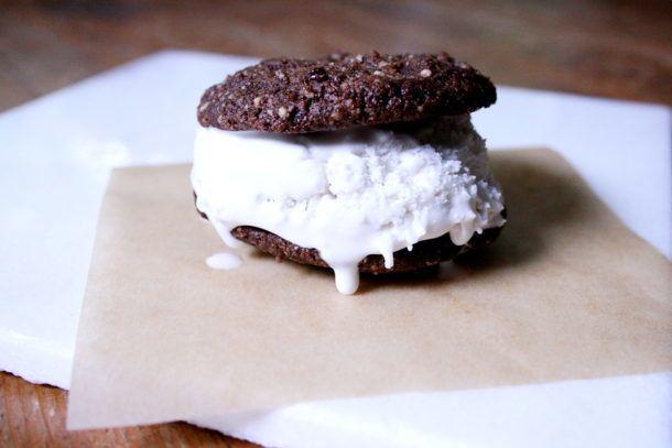 รูปภาพ:http://nickisizemore.com/wp-content/uploads/2016/06/Chocolate-Coconut-Ice-Cream-Sandwich-610x407.jpg