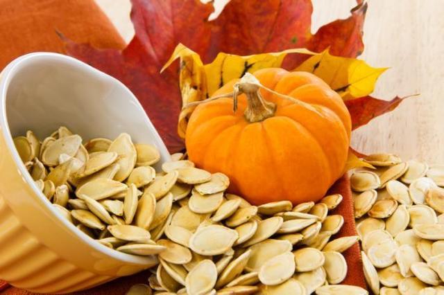 รูปภาพ:http://www.medicalnewstoday.com/content/images/articles/303/303864/pumpkin-seeds-with-pumpkin-and-leaves.jpg