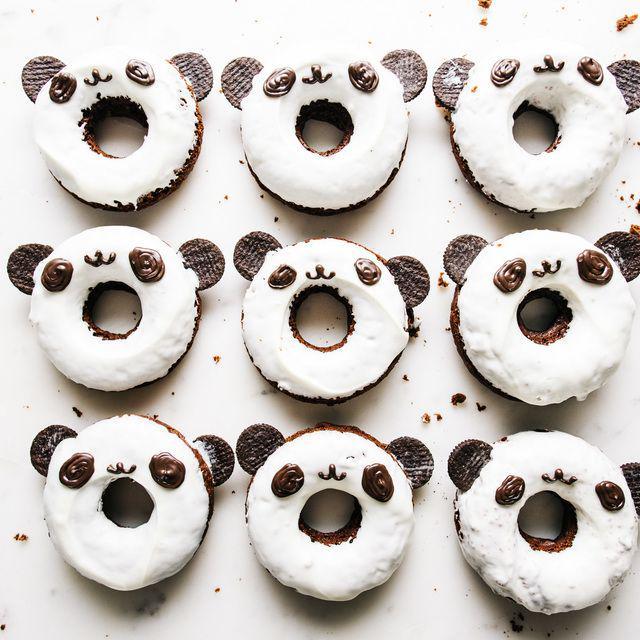 ภาพประกอบบทความ Baked Double Chocolate Panda Donuts โดนัทแพนด้าแสนอร่อย น่ารักน่ากินซะไม่มี