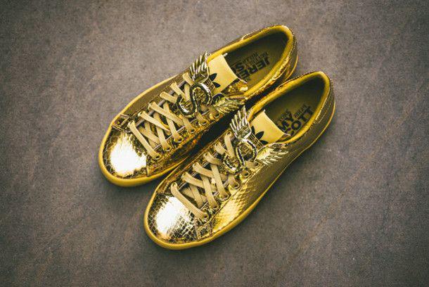 รูปภาพ:http://arcdn02.mundotkm.com/2014/11/5a7ick-l-610x610-shoes-sneaker-gold-high-top-sneaker-sneakers-adidas-shoes-adidas-sneakers-adidaswomen-gold-shoes-adidas-jeremy-scott.jpg