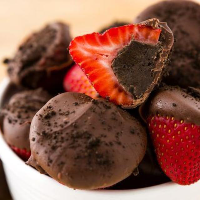 ตัวอย่าง ภาพหน้าปก:Strawberry Chocolate Oreo Truffles ขนมอร่อยทำง่ายๆ ใช้ส่วนผสมแค่สี่อย่างเท่านั้น