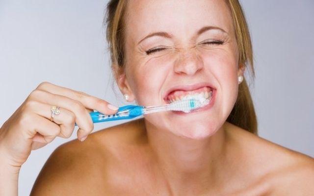 รูปภาพ:http://www.ladyissue.com/wp-content/uploads/2016/05/Woman-brushing-her-teeth-1586021.jpg
