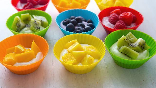 รูปภาพ:http://www.tablespoon.com/-/media/Images/Articles/PostImages/2015/04/week2/2015-04-11-fruity-frozen-yogurt-snacks-3-680x384.jpg