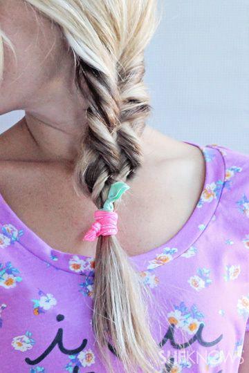 รูปภาพ:http://cdn.skim.gs/image/upload/v1456342090/msi/diy-ponytail-elastic-main_opu2dn.jpg