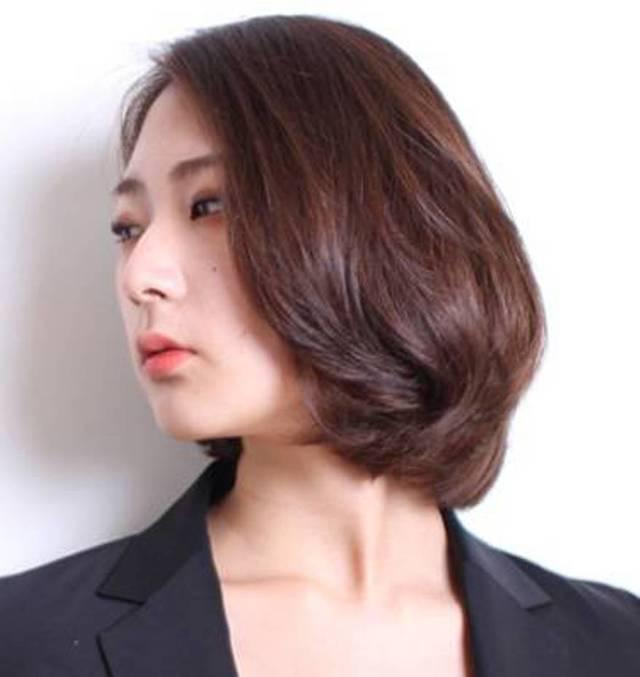 รูปภาพ:http://behairs.com/wp-content/uploads/2015/10/Extraordinary-Girl-Short-Bob-Hairstyles-Korean-With-Pink-Lipstick-Color.jpg