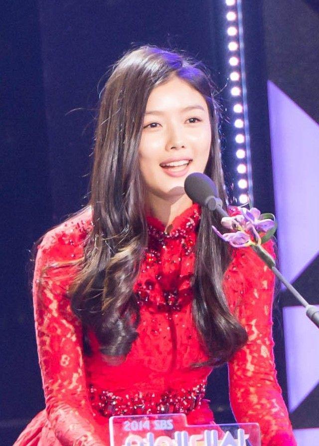 รูปภาพ:https://upload.wikimedia.org/wikipedia/commons/2/20/Kim_Yoo-jung_at_the_2014_SBS_Entertainment_Awards,_30_December_2014_01.jpg