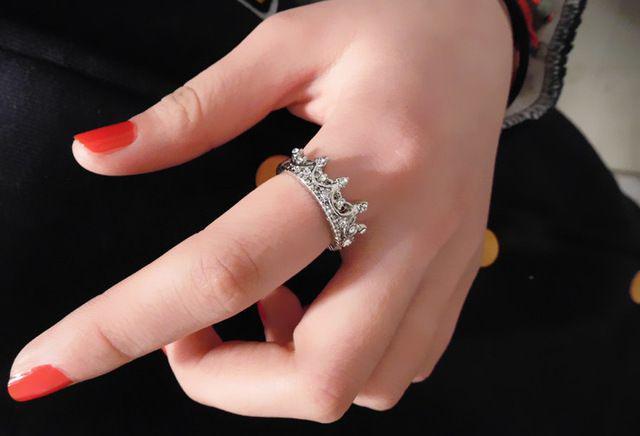 รูปภาพ:https://ae01.alicdn.com/kf/HTB1pVWcLXXXXXb1XVXXq6xXFXXXi/European-and-American-fashion-queen-temperament-hollow-ring-finger-ring-flash-carved-crown-9013.jpg_640x640.jpg