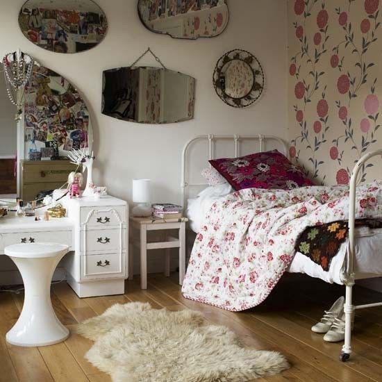 รูปภาพ:http://decoholic.org/wp-content/uploads/2012/09/vintage_bedroom_with_mirrors.jpg