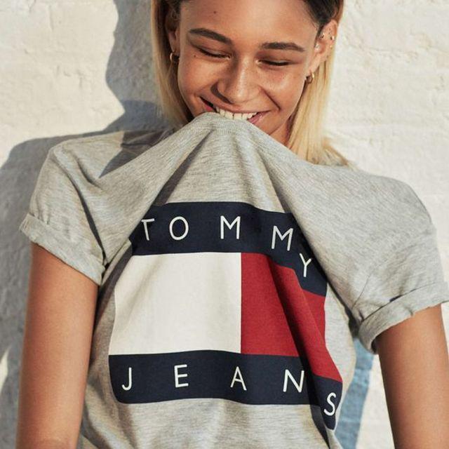 ภาพประกอบบทความ ไอเดียแมทช์เสื้อ 3 สีของ 'Tommy Jeans' ให้ลุคสวยชิค สไตล์วัยรุ่นฝรั่ง