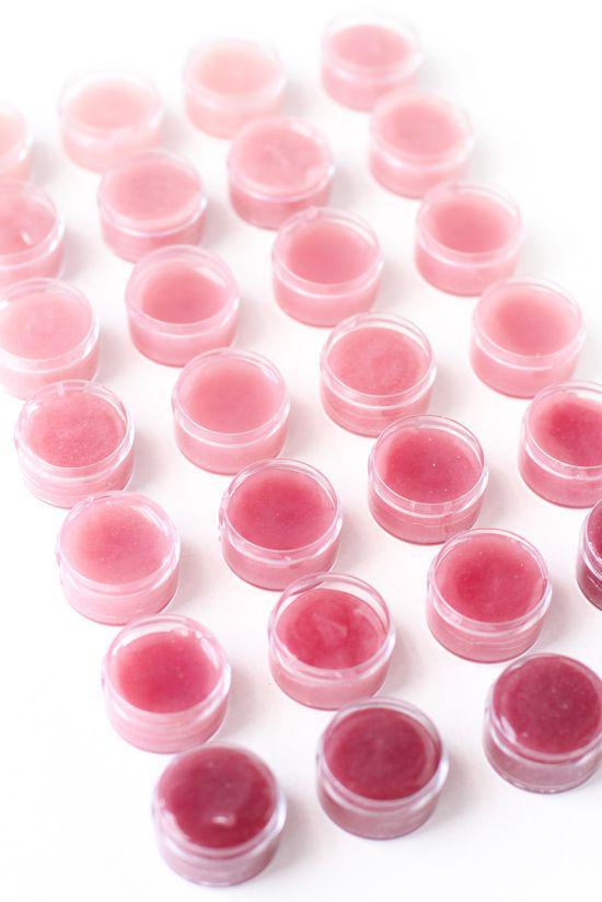 รูปภาพ:http://assets.papernstitchblog.com.s3.amazonaws.com/wp-content/uploads/2015/05/pink-lip-balm-diy-with-kool-aid-9.jpg