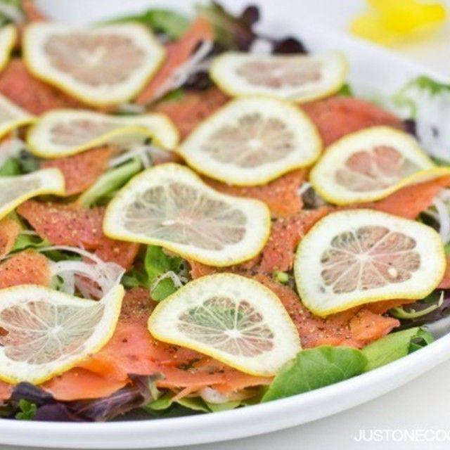 ตัวอย่าง ภาพหน้าปก:Smoked Salmon Salad with Lemon Vinaigrette เมนูสลัดอร่อยง่ายแต่ฟินสุดๆ