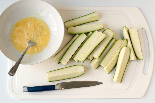 รูปภาพ:https://images.britcdn.com/wp-content/uploads/2016/04/parmesan-zucchini-fries-with-garlic-lemon-mayo-step2.jpg