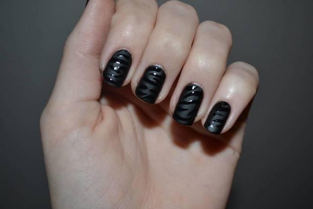 รูปภาพ:https://www.askideas.com/media/72/Black-Matte-Nails-With-Glossy-Stripes-Design-Nail-Art.jpg