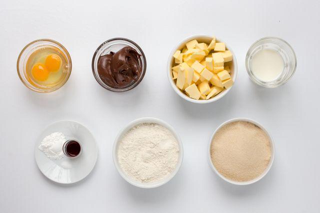 รูปภาพ:https://images.britcdn.com/wp-content/uploads/2015/11/Mini-Nutella-stuffed-Donut-Muffins-ingredients.jpg