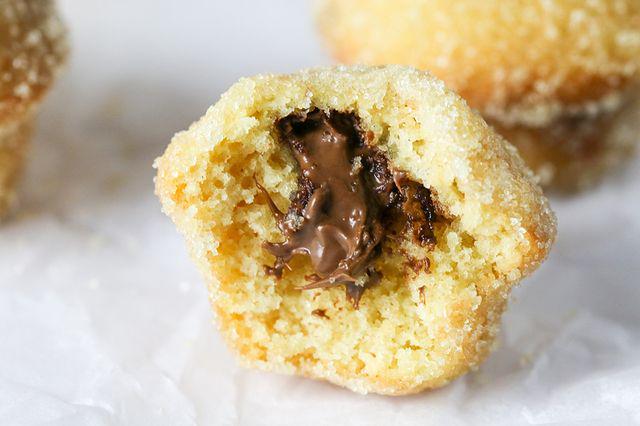 รูปภาพ:https://images.britcdn.com/wp-content/uploads/2015/11/Mini-Nutella-stuffed-Donut-Muffins-finished-7.jpg