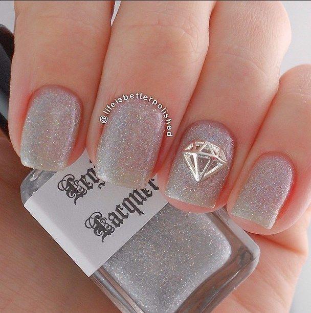 รูปภาพ:http://bmodish.com/wp-content/uploads/2014/07/diamond-glitter-bridal-nails-bmodish.jpg