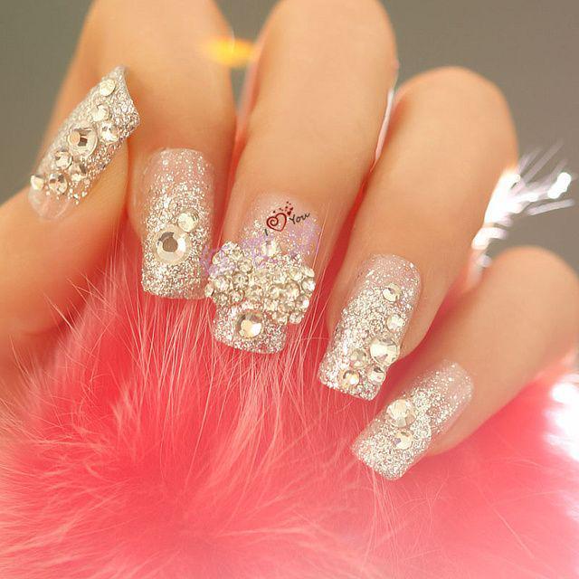 รูปภาพ:http://bmodish.com/wp-content/uploads/2014/07/glitter-with-diamond-nails-bmodish.jpg
