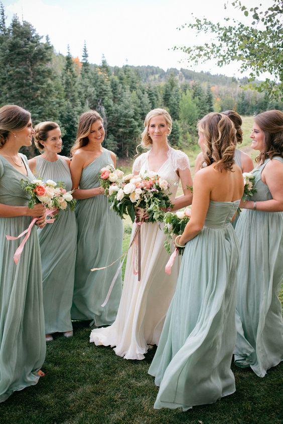 รูปภาพ:http://www.himisspuff.com/wp-content/uploads/2016/04/Sage-green-bridesmaid-dresses-flow-dresses.jpg