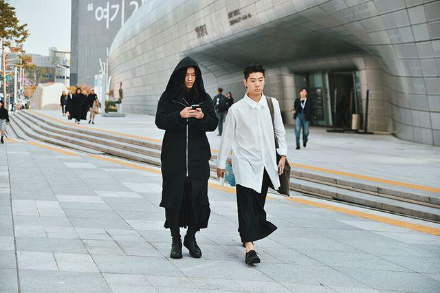 รูปภาพ:http://fuckingyoung.es/wp-content/uploads/2016/10/Seoul-Fashion-Week-SS17_streetstyle_day1_fy17.jpg