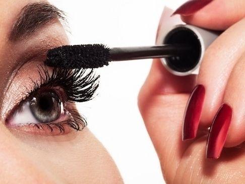 รูปภาพ:http://onlinebeautyplace.com/wp-content/uploads/2010/03/how-to-improve-eyes-using-mascara.jpg