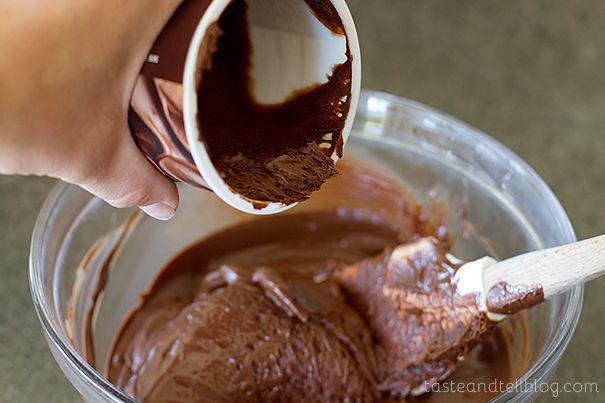 รูปภาพ:http://cf.tasteandtellblog.com/wp-content/uploads/2013/11/Salted-Caramel-Chocolate-Frosting-Fudge-recipe-Taste-and-Tell-6.jpg