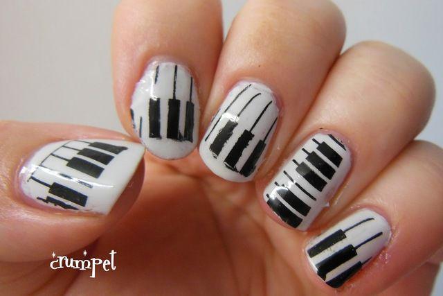 รูปภาพ:http://newnaildesigns.com/wp-content/uploads/black-notes-piano-pattern-white-nails-color-ideas-nail-art-172187.jpg
