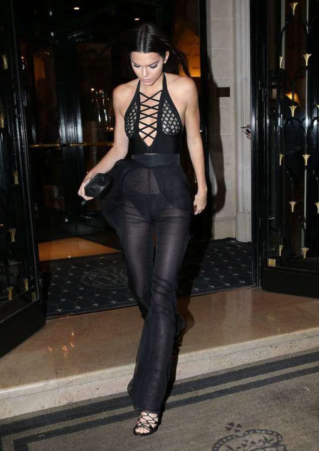 รูปภาพ:http://www.gotceleb.com/wp-content/uploads/photos/kendall-jenner/out-in-paris/Kendall-Jenner-Hot-in-Black--08.jpg