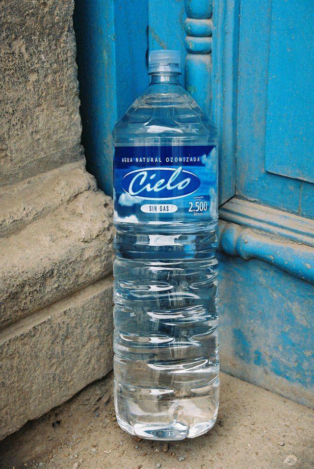 รูปภาพ:https://upload.wikimedia.org/wikipedia/commons/d/d8/Brand_Cielo_Water_Bottle_2.5_Litre.jpg
