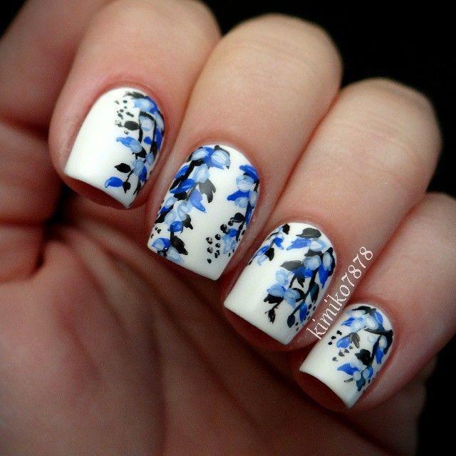รูปภาพ:http://www.prettydesigns.com/wp-content/uploads/2016/09/White-Nails-with-Blue-Flowers.jpg