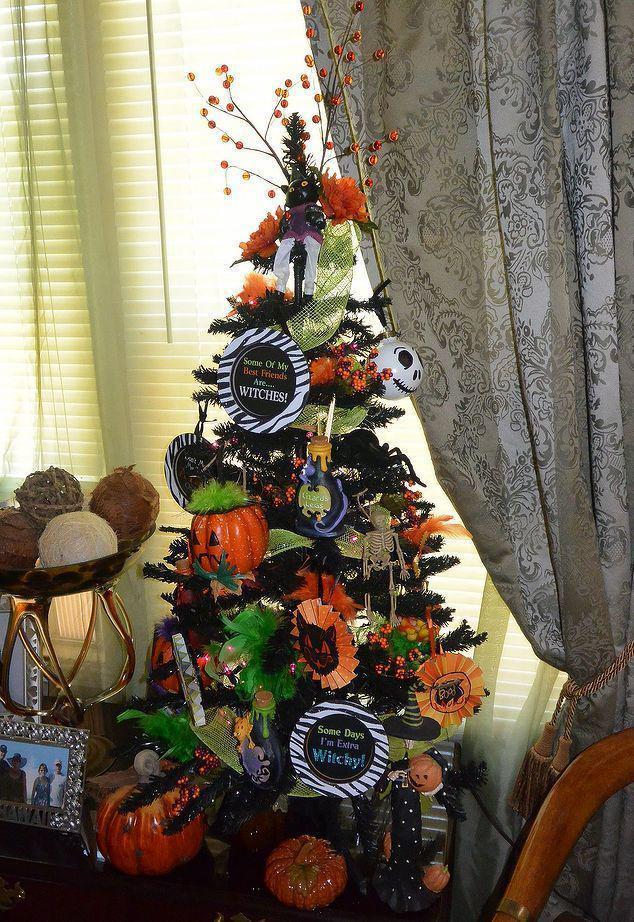 รูปภาพ:http://cdn.hometalk.com/media/2016/01/20/344045/halloween-christmas-tree-diy-ornaments-crafts-halloween-decorations-seasonal-holiday-decor.1.JPG?size=634x922
