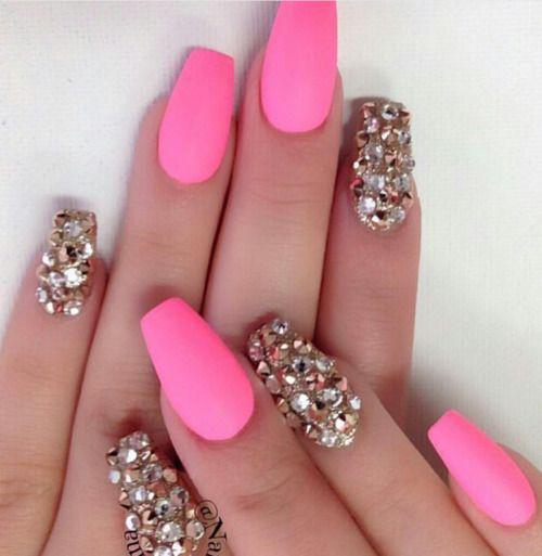 รูปภาพ:http://nailartstyle.com/wp-content/uploads/2016/05/36-pink-manicure-with-diamonds.jpg