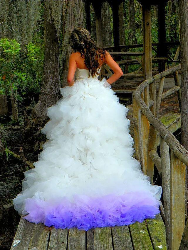 รูปภาพ:http://static.boredpanda.com/blog/wp-content/uploads/2016/09/dip-dye-wedding-dress-trend-16-57cdbfdc72c20__700.jpg
