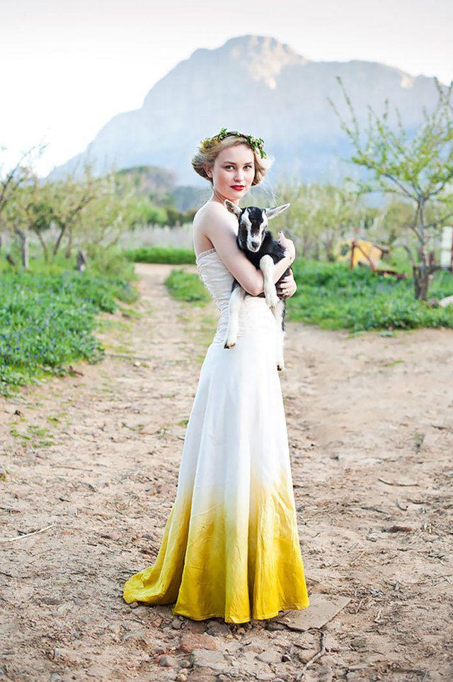 รูปภาพ:http://static.boredpanda.com/blog/wp-content/uploads/2016/09/dip-dye-wedding-dress-trend-13-57cdba88e3d58__700.jpg