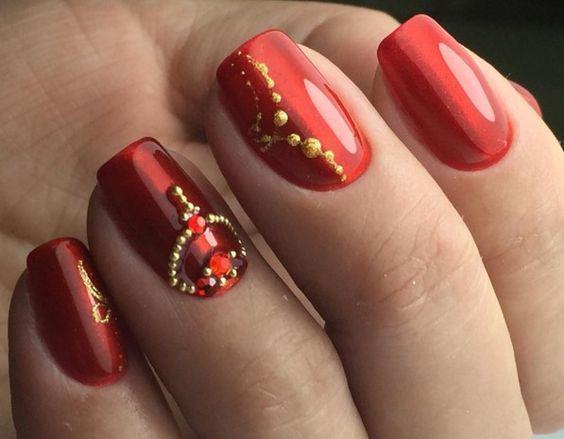 รูปภาพ:http://nailartstyle.com/wp-content/uploads/2016/06/35-red-and-gold-nails.jpeg