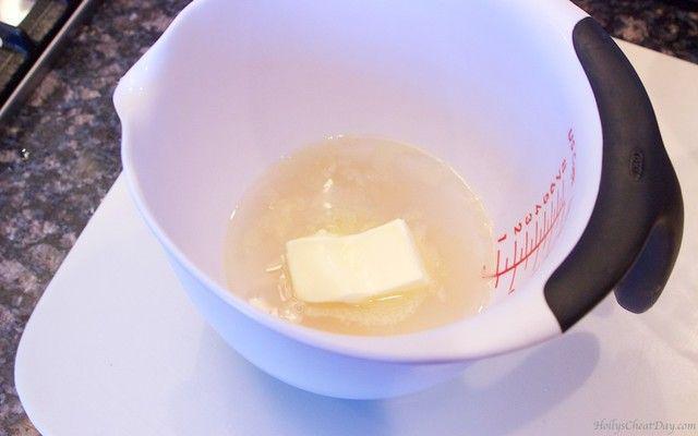 รูปภาพ:http://www.hollyscheatday.com/wp-content/uploads/2016/03/how-to-series-homemade-sweetened-condensed-milk-1-HollysCheatDay.com_-1024x640.jpg