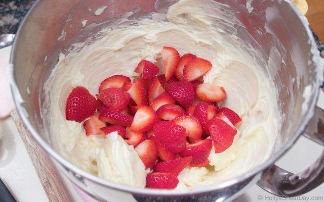 รูปภาพ:http://www.hollyscheatday.com/wp-content/uploads/2016/07/fresh-strawberry-butter-4-HollysCheatDay.com_-1024x640.jpg