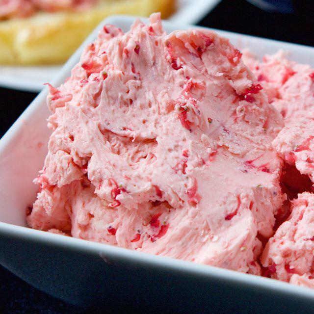 ภาพประกอบบทความ Fresh Strawberry Butter สูตรทำเนยรสสตรอว์เบอร์รี่ อร่อยง่ายไม่เหมือนใคร