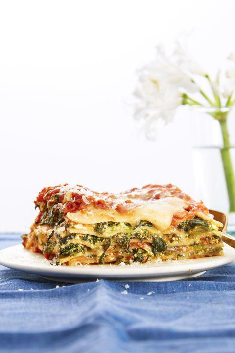 รูปภาพ:http://ghk.h-cdn.co/assets/16/42/480x720/gallery-1476913744-ghk090115ykspinachlasagna.jpg