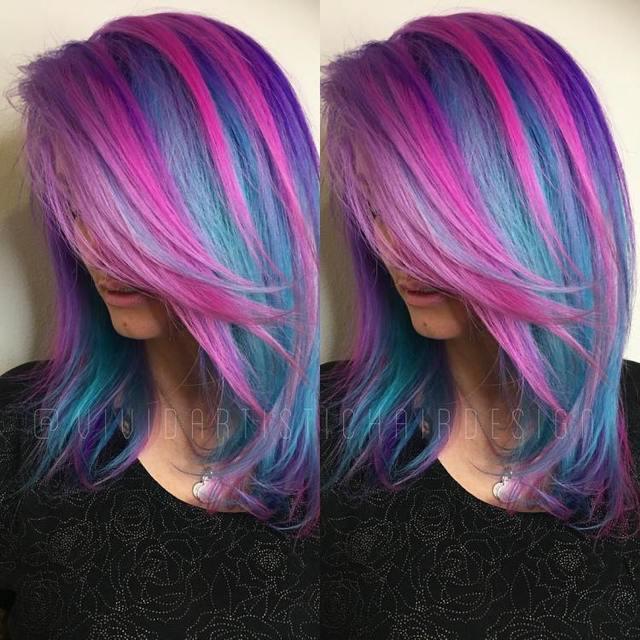 รูปภาพ:http://i1.wp.com/therighthairstyles.com/wp-content/uploads/2016/11/10-teal-hair-with-chunky-pink-highlights.jpg?zoom=1.5&resize=500%2C500