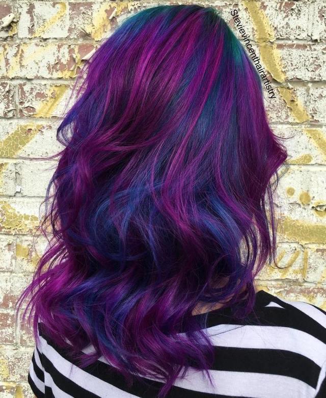 รูปภาพ:http://i0.wp.com/therighthairstyles.com/wp-content/uploads/2016/11/9-bright-blue-and-purple-balayage-hair.jpg?zoom=1.5&resize=500%2C610