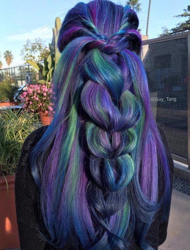 รูปภาพ:http://i2.wp.com/therighthairstyles.com/wp-content/uploads/2016/11/19-dark-blue-hair-with-green-and-purple-highlights.jpg?zoom=1.5&resize=500%2C659