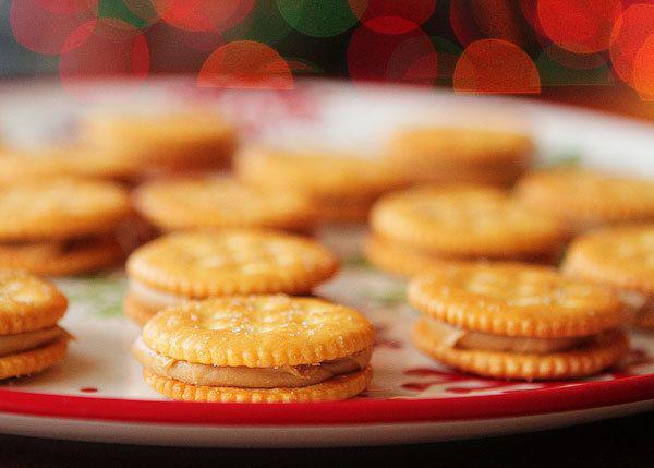 รูปภาพ:http://kevinandamanda.com/whatsnew/wp-content/uploads/2010/12/candy-dipped-peanut-butter-ritz-cookies-5.jpg