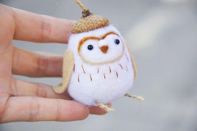 รูปภาพ:http://static.boredpanda.com/blog/wp-content/uploads/2016/11/I-make-tiny-berets-for-my-needle-felted-animal-ornaments-5818291519af7__880.jpg