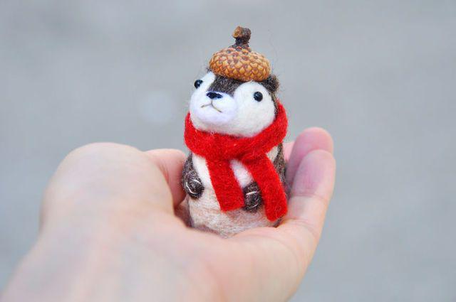 รูปภาพ:http://static.boredpanda.com/blog/wp-content/uploads/2016/11/I-made-tiny-berets-for-my-needle-felted-animal-ornaments-5819b3a0bb427__880.jpg