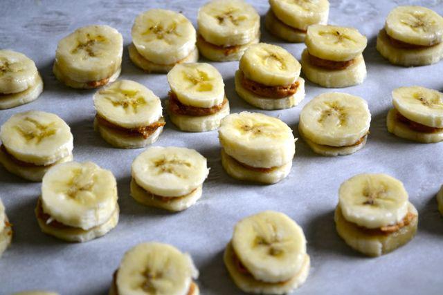 รูปภาพ:http://22ttbp8oprn1ca9hr32ps35jqf.wpengine.netdna-cdn.com/wp-content/uploads/2012/07/Chocolate-Covered-Frozen-Banana-and-Peanut-Butter-Bites-Instructions3.jpg